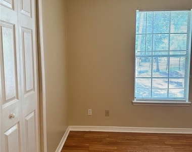 6052 Westgate Drive - Photo Thumbnail 12