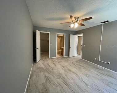 1004 Northlake Drive - Photo Thumbnail 8
