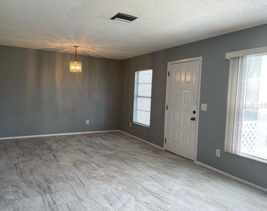 1004 Northlake Drive - Photo Thumbnail 3
