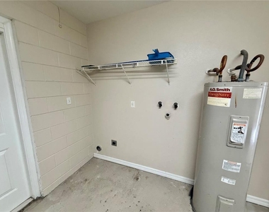 939 Pecan Street - Photo Thumbnail 10