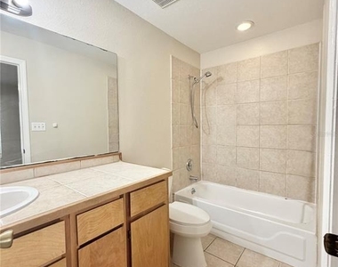 939 Pecan Street - Photo Thumbnail 5