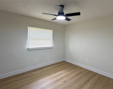 20538 Tappan Zee Drive - Photo Thumbnail 7