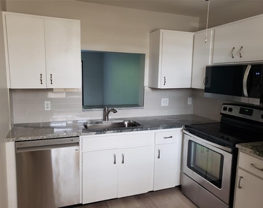 549 Lakeside Drive - Photo Thumbnail 2