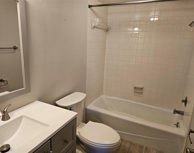 549 Lakeside Drive - Photo Thumbnail 16
