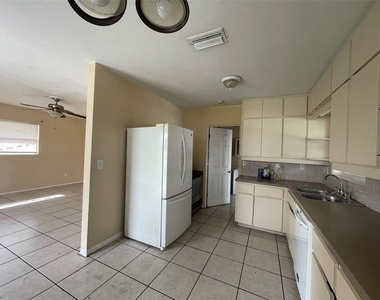 3305 13th Avenue W - Photo Thumbnail 6