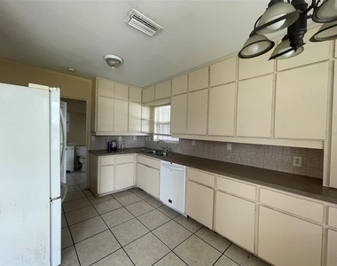 3305 13th Avenue W - Photo Thumbnail 5