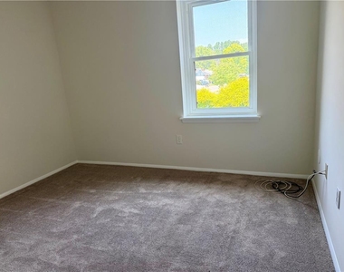 2402 Woodstock Dr - Photo Thumbnail 16