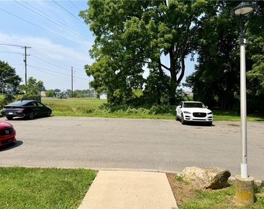 2402 Woodstock Dr - Photo Thumbnail 17