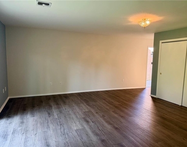 2402 Woodstock Dr - Photo Thumbnail 4