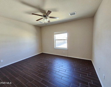 2217 Furtherpoint Place - Photo Thumbnail 8