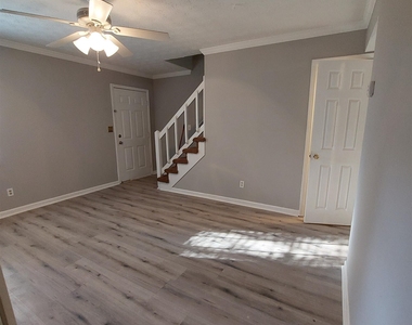 140 Hunters Lane - Photo Thumbnail 2