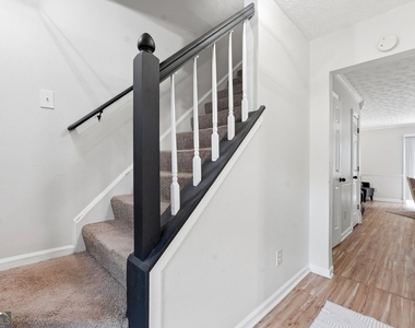 1070 Travelers Trail Nw - Photo Thumbnail 2