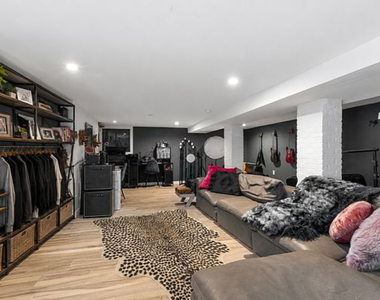 586 Quincy Street - Photo Thumbnail 10