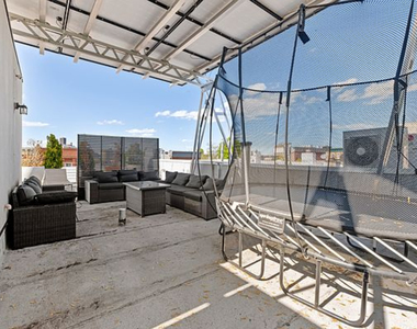 586 Quincy Street - Photo Thumbnail 9