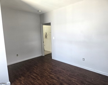763 W Grand Ave - Photo Thumbnail 3