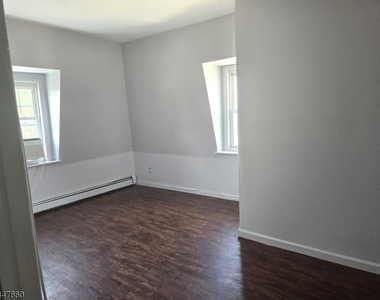 763 W Grand Ave - Photo Thumbnail 4