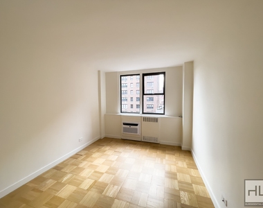 East 79th Street - Photo Thumbnail 5