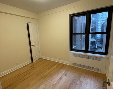 East 56 Street - Photo Thumbnail 3