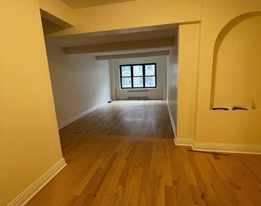 East 56 Street - Photo Thumbnail 6