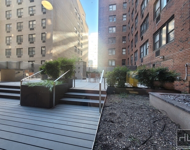 East 79th Street - Photo Thumbnail 9