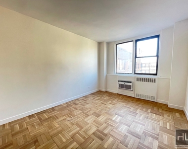 East 79th Street - Photo Thumbnail 3