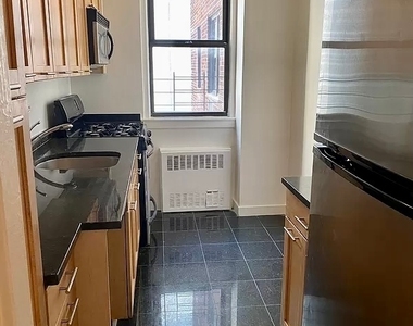 East 79th Street - Photo Thumbnail 6