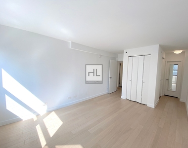 East 39th Street - Photo Thumbnail 3