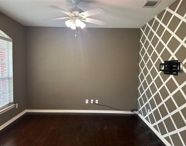 806 Cascades Drive - Photo Thumbnail 3