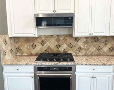 806 Cascades Drive - Photo Thumbnail 13