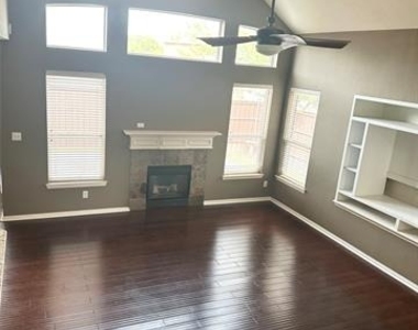806 Cascades Drive - Photo Thumbnail 8