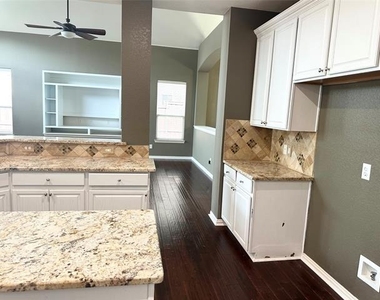 806 Cascades Drive - Photo Thumbnail 12