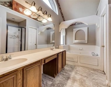 521 Brazos Street - Photo Thumbnail 8