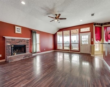 521 Brazos Street - Photo Thumbnail 3