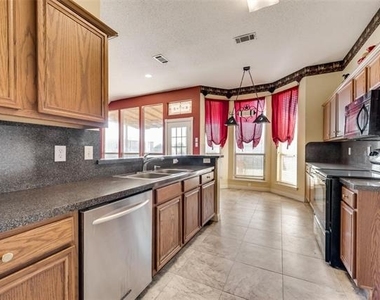 521 Brazos Street - Photo Thumbnail 6