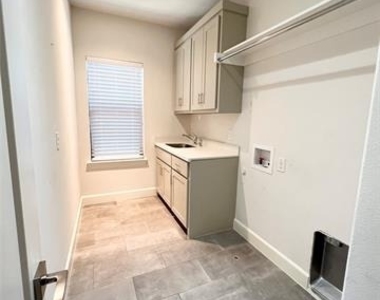4325 Glenwick Lane - Photo Thumbnail 10