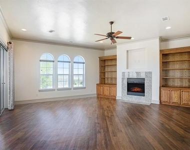 7713 Lakeview Circle - Photo Thumbnail 3