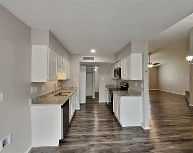 1309 Crestview Drive - Photo Thumbnail 3