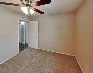 1309 Crestview Drive - Photo Thumbnail 12