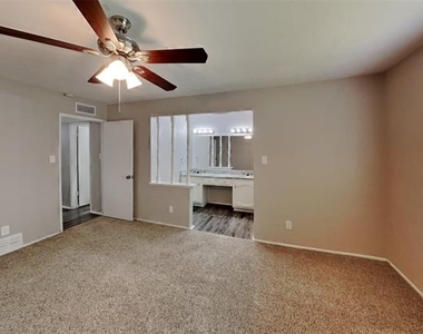 1309 Crestview Drive - Photo Thumbnail 8