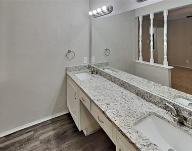 1309 Crestview Drive - Photo Thumbnail 9