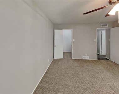 1309 Crestview Drive - Photo Thumbnail 7