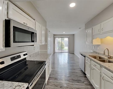 1309 Crestview Drive - Photo Thumbnail 4