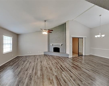 1309 Crestview Drive - Photo Thumbnail 2