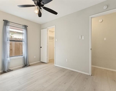 2313 Harvest Glen Court - Photo Thumbnail 12