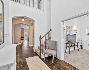 2116 Victoria Lane - Photo Thumbnail 3