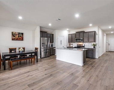 1307 Colonial Bluff Lane - Photo Thumbnail 10