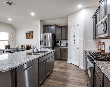 1307 Colonial Bluff Lane - Photo Thumbnail 8