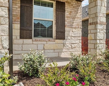 422 Wydown Drive - Photo Thumbnail 3