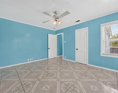 907 Buckalew Street - Photo Thumbnail 13