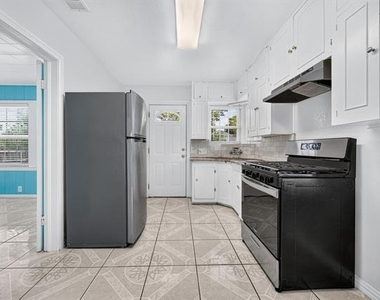 907 Buckalew Street - Photo Thumbnail 14